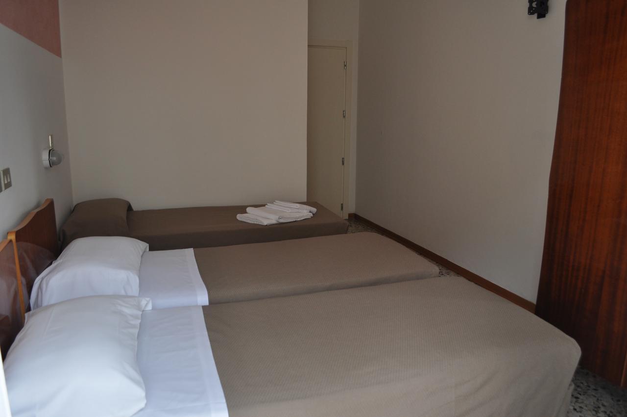 Hotel Urano Каттоліка Екстер'єр фото