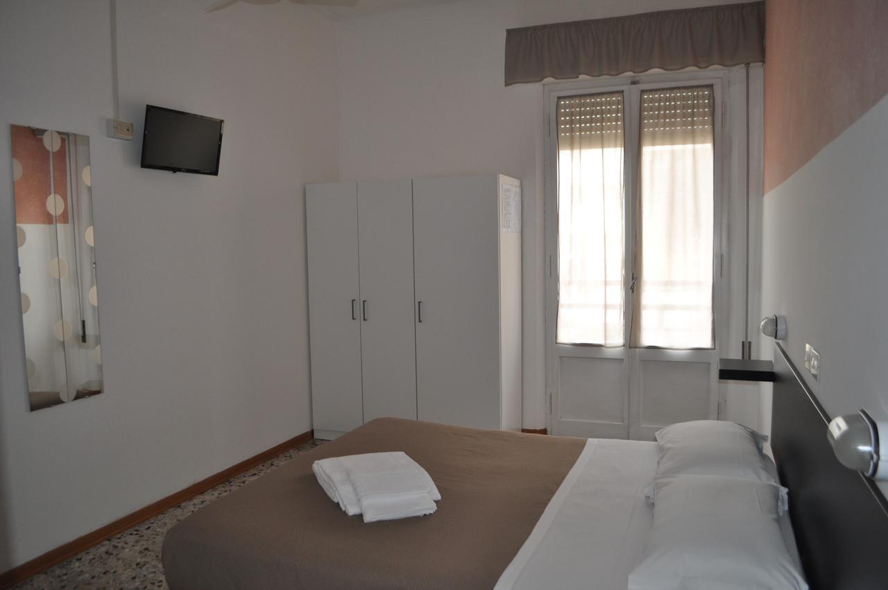 Hotel Urano Каттоліка Екстер'єр фото