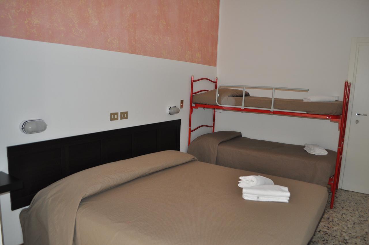 Hotel Urano Каттоліка Екстер'єр фото