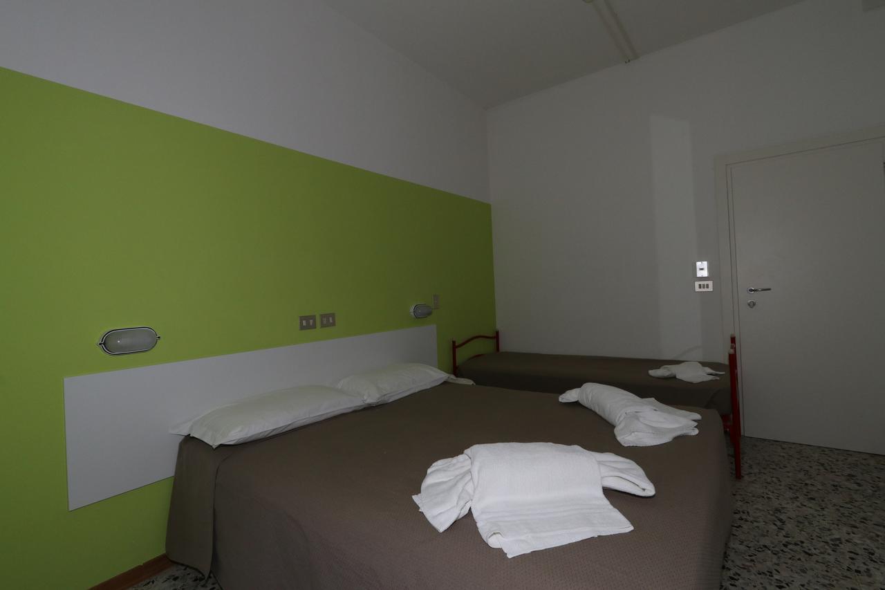 Hotel Urano Каттоліка Екстер'єр фото