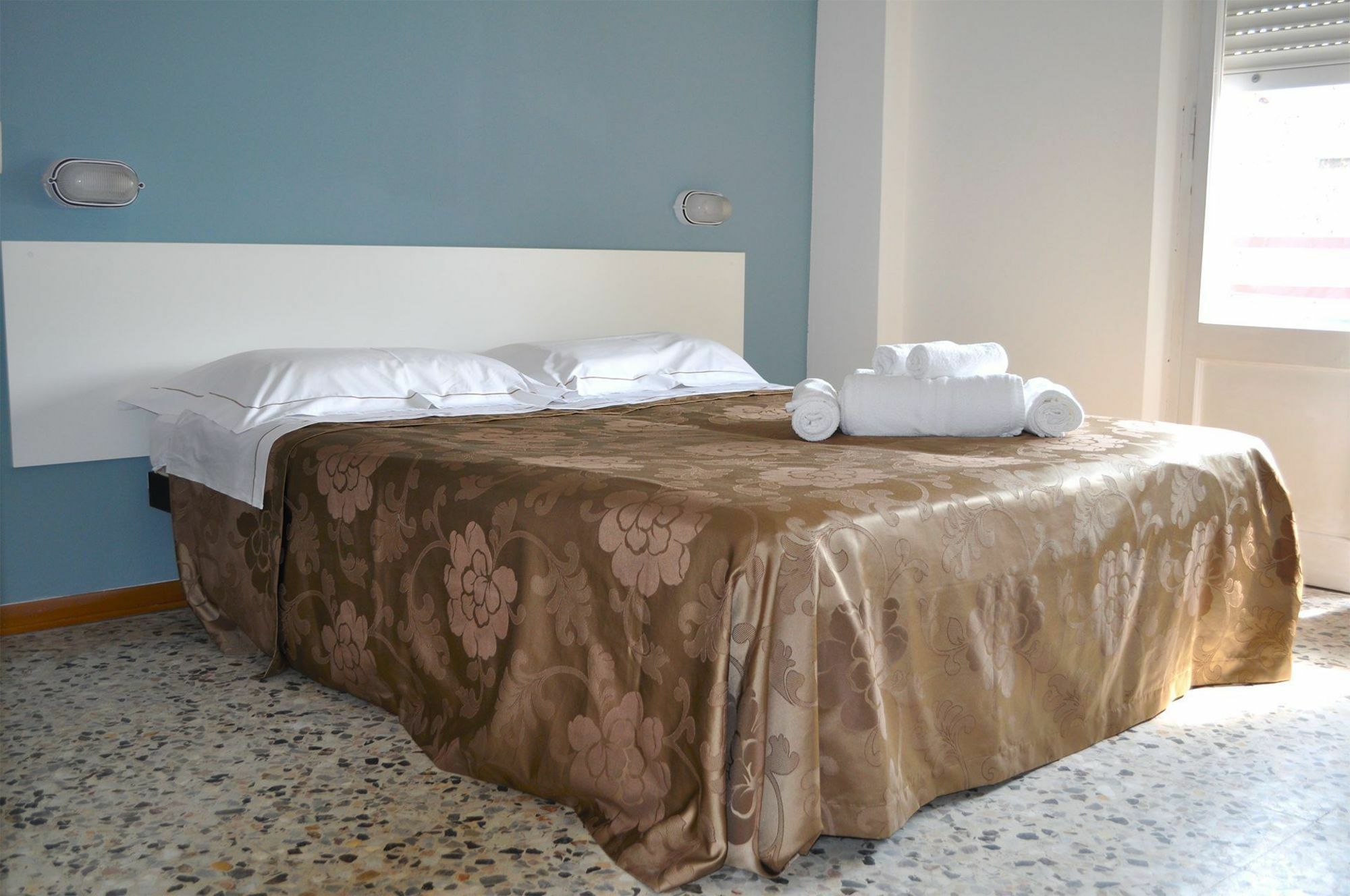 Hotel Urano Каттоліка Екстер'єр фото