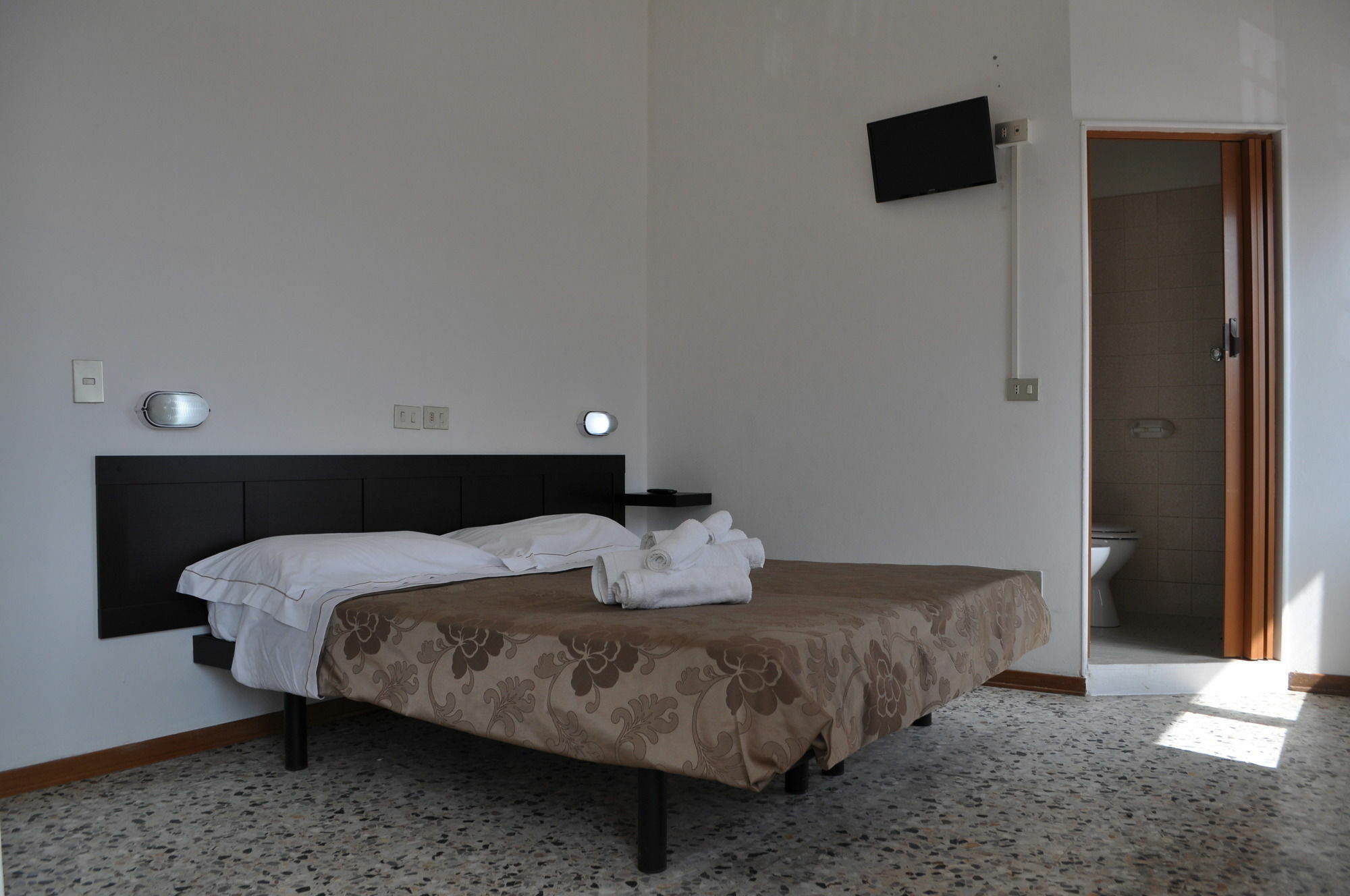 Hotel Urano Каттоліка Екстер'єр фото