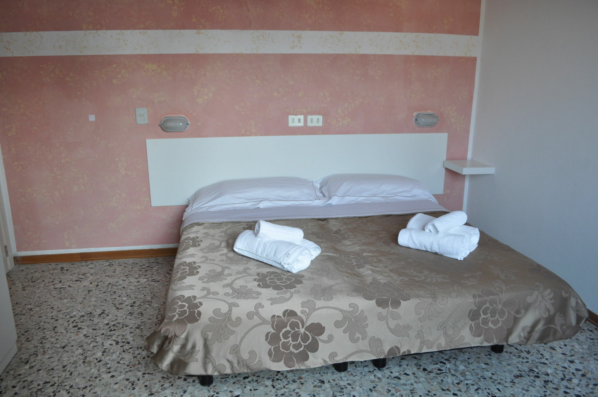 Hotel Urano Каттоліка Екстер'єр фото