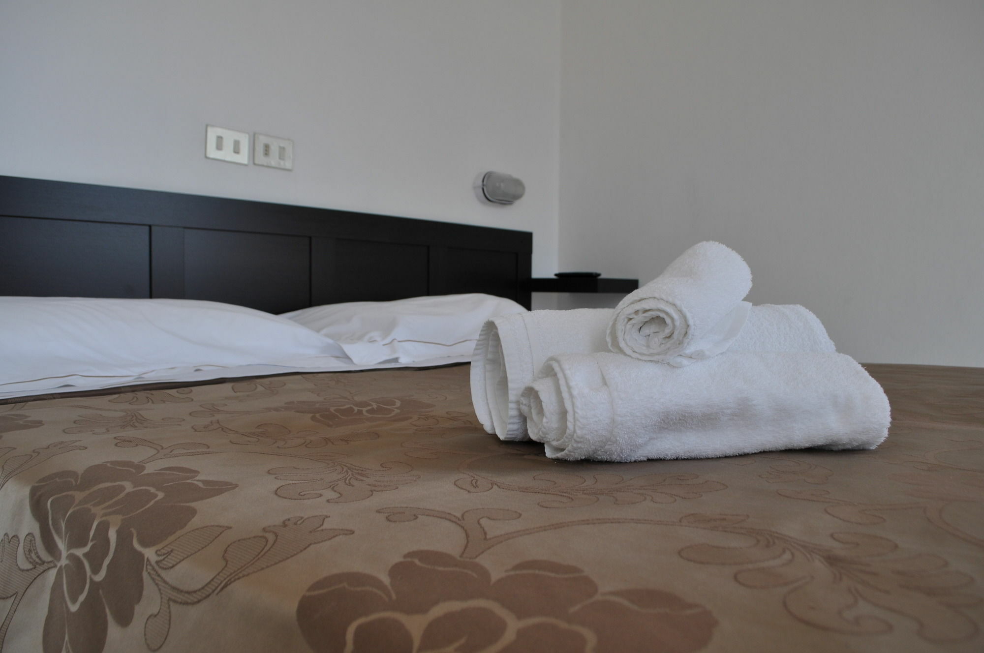 Hotel Urano Каттоліка Екстер'єр фото